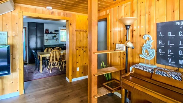 Un intérieur en bois comprenant un coin repas, un piano et une pancarte indiquant : « Les produits de la région de Lake Bledze sont fabriqués ici ».