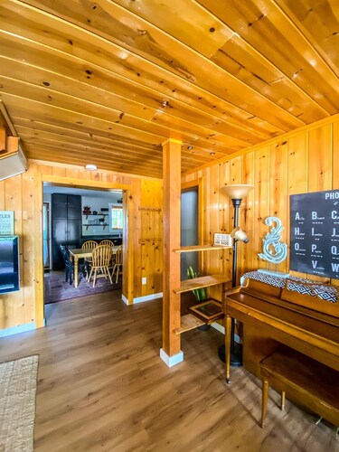 Cozy 4 Bedroom Cabin by the Lake