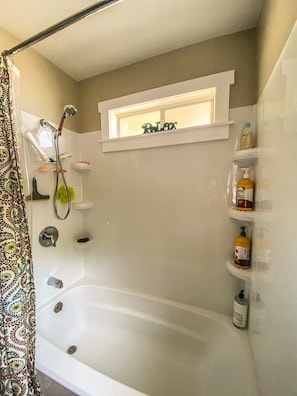 Combined shower/bathtub, hair dryer, towels, soap - Cozy 4 Bedroom Cabin by the Lake (Wofford Heights)