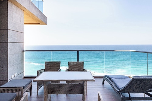 Sea view apartment ~ 1 min from the beach!