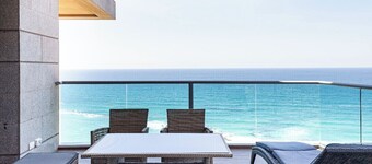 Sea view apartment ~ 1 min from the beach!