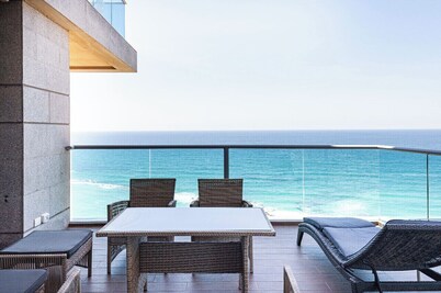 Sea view apartment ~ 1 min from the beach!