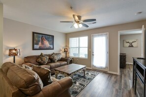 TV, fireplace, offices - Mystic Cove Condo - Pool - Perfect location (Branson)