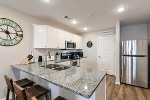 Fridge, microwave, oven, stovetop - Mystic Cove Condo - Pool - Perfect location (Branson)