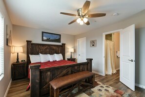 3 soverom, skrivebord, strykejern/-brett og reiseseng for barn