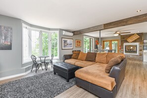 Smart-TV, Kamin, Bücher, Drucker