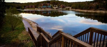 The LUX Stonebridge - No Stairs! Close to SDC!
