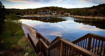 The LUX Stonebridge - No Stairs! Close to SDC!