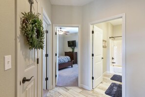 3 soverom, skrivebord, strykejern/-brett og reiseseng for barn