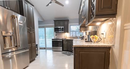 15 Mins From PHL International Airport - Modern Rancher Style Home in Chester PA