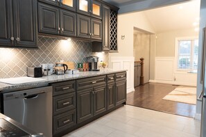 Kjøleskap, mikrobølgeovn, ovn og kokeplater