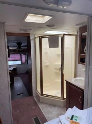 Combined shower/tub