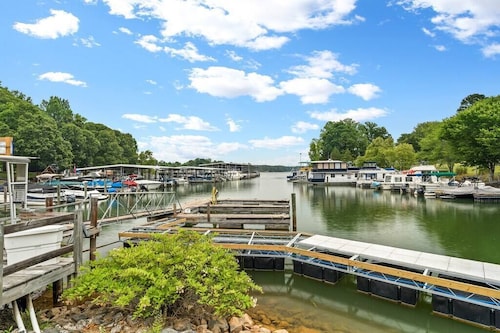 Cozy Lake Home - Jacuzzi/King Bed/Marina Access