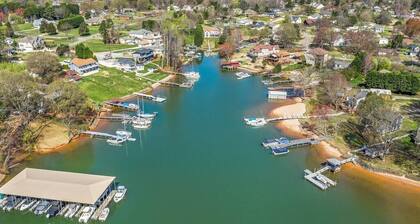 Cozy Lake Home - Jacuzzi/King Bed/Marina Access