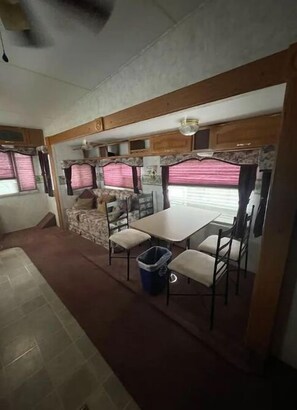 Interior - Charming 1-br RV, free parking by Pensacola Beach (Pensacola)