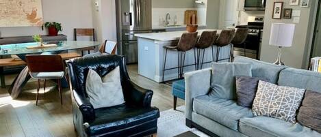 تلفزيون ذكي، ألعاب فيديو، مشغل دي في دي، كُتُب