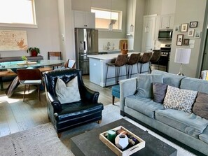 Smart TV, videogiochi, lettore DVD, libri