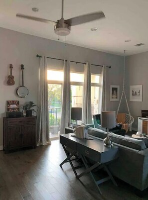 Smart TV, videogiochi, lettore DVD, libri