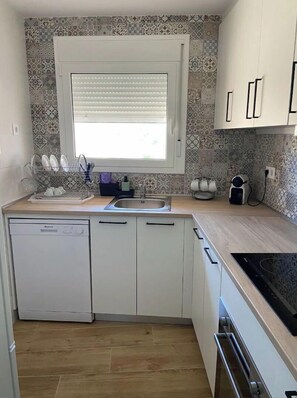 Frigorífico, microondas, horno y placa de cocina