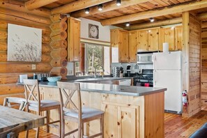 Microwave, oven, coffee/tea maker, electric kettle - Wildflower Retreat (Greer)