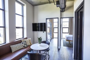 Two Bedroom Suite with Kitchenette | Hypo-allergenic bedding, minibar, in-room safe, individually decorated - Waymore's Guest House (Nashville)