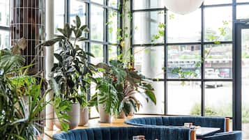 供應早餐、午餐和晚餐,當地料理