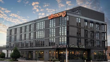 Un edificio moderno con un letrero que dice "Waymore's Guest House Casual Club".