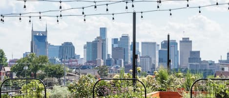 2 bars/lounges, rooftop bar