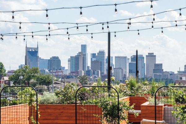 2 bars/lounges, rooftop bar