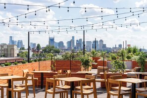 2 bars/lounges, rooftop bar - Waymore's Guest House (Nashville)