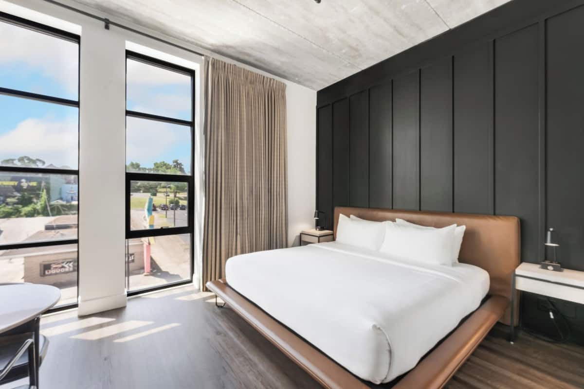 Studio, Kochnische (King + Twin Bunk Beds) | Allergikerbettwaren, Minibar, Zimmersafe, individuell dekoriert