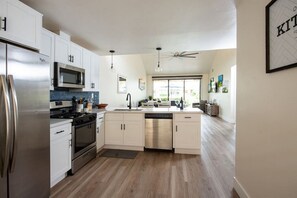 Kühlschrank, Mikrowelle, Ofen, Herdplatte