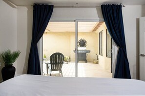 2 bedrooms, iron/ironing board, travel crib, bed sheets - Palm Desert Oasis- steps from the pool (Palm Desert)