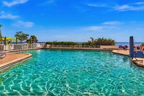 A heated pool - Skyline view condo with a kitchenette plus pool & beach access (Fort Lauderdale)