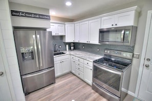 Een koelkast, een microgolfoven, een oven, een kookplaat