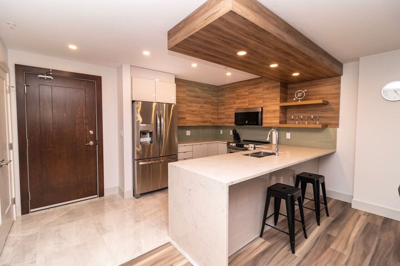 Frigorífico, microondas, horno y lavavajillas