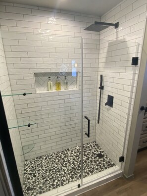 Shower, hair dryer, towels, soap - Water's Edge - literally ON Beaver Lake! (Garfield)