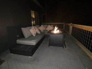 Terrace/patio - Water's Edge - literally ON Beaver Lake! (Garfield)
