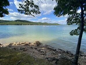 Kirkasvetinen järvi, jonka rannat ovat kivikkoisia ja jonka ympärillä kasvaa puita.