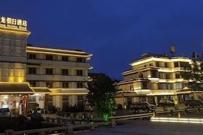 Un bâtiment traditionnel à étages, avec une enseigne indiquant qu’il s’agit d’un hôtel.