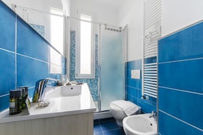 Dusche, kostenlose Toilettenartikel, Haartrockner, Bidet