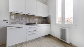 Frigorifero, microonde, forno, piano cottura