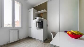 KĂŒhlschrank, Mikrowelle, Ofen, Herdplatte