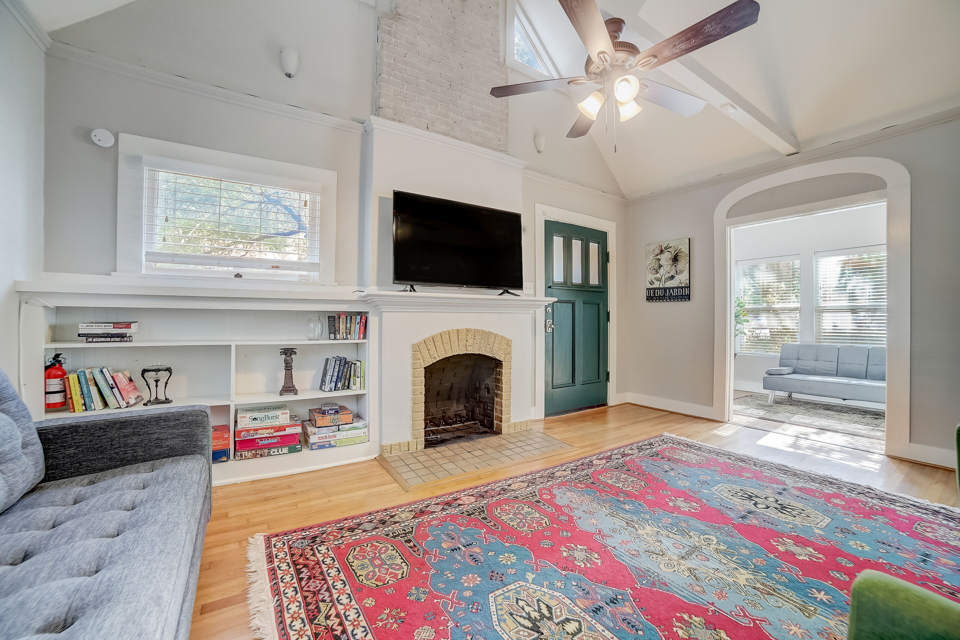 Monte Vista charmer with screened patio & fast WiFi - dog-friendly, walkability