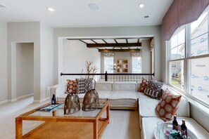 Televisión y chimenea 