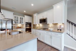 冰箱、微波炉、烤箱、炉灶