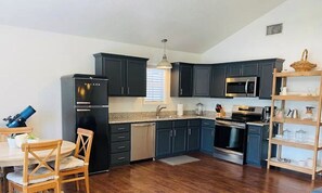 Réfrigérateur, four à micro-ondes, un four, surface de cuisson