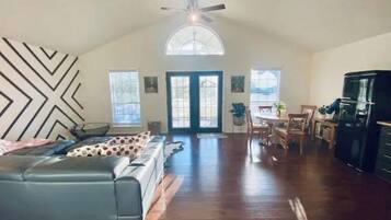 Smart TV, chimenea, videojuegos