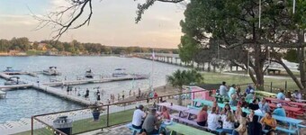 Cheerful 2 Bedroom cottage on the Llano River- Sleeps 6!