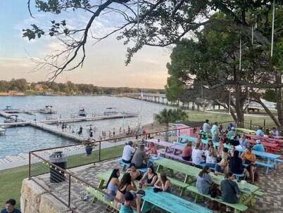 Cheerful 2 Bedroom cottage on the Llano River- Sleeps 6!